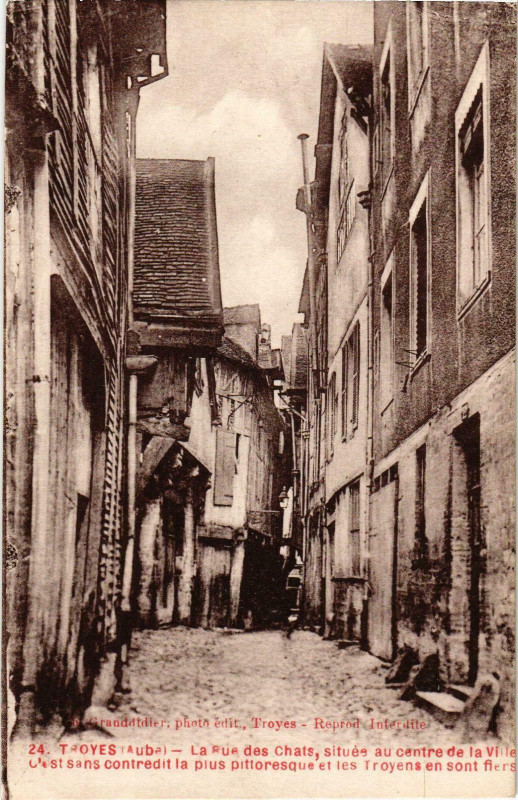 Carte postale ancienne Troyes- La Rue des Chats France à Troyes