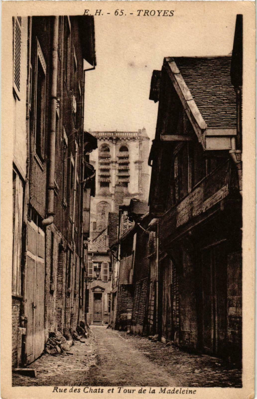 Carte postale ancienne Troyes- Rue des Chats et Tour de la Madeleine France à Troyes