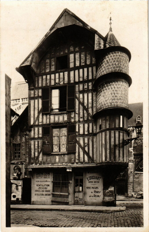 Carte postale ancienne Troyes- Rue Champeaux , La Toure des Orfevres France à Troyes