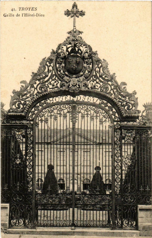 Carte postale ancienne Troyes- Grille de l'Hotel Dieu France à Troyes