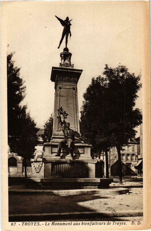Carte postale ancienne Troyes- Le Monument aux Bienfaiteurs France à Troyes