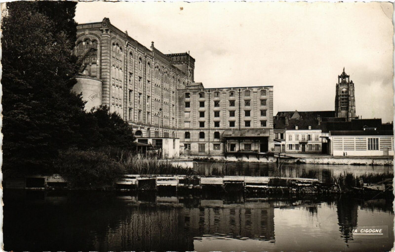 Carte postale ancienne Nogent sur Seine- Les Grands moulins&EgliseSaint-Laurent France à Nogent-sur-Seine