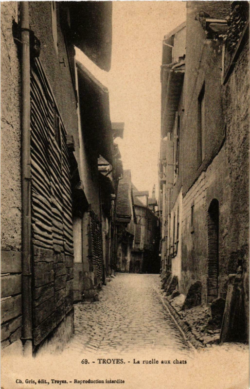 Carte postale ancienne Troyes- La ruelle aux chats France à Troyes