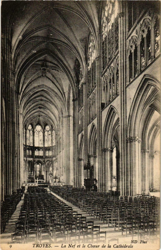 Carte postale ancienne Troyes- La Nef et le Choeur de la Cathedrale France à Troyes