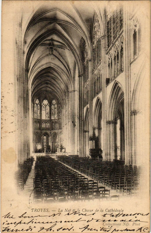 Carte postale ancienne Troyes- La Nef et le Choeur de la Cathedrale France à Troyes
