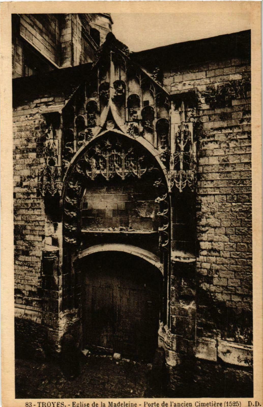 Carte postale ancienne Troyes- EgliseSaint-Madeleine , Porte de l'Ancien Cimetiere France à Troyes