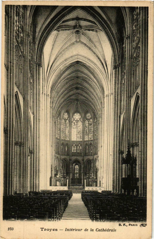 Carte postale ancienne Troyes- Interieur de la Cathedrale France à Troyes