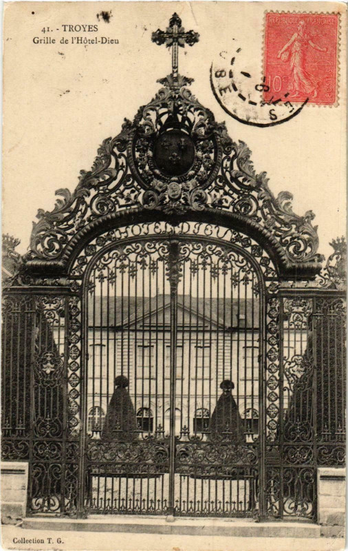Carte postale ancienne Troyes- Grille de l'Hotel Dieu France à Troyes