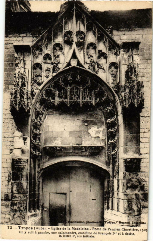 Carte postale ancienne Troyes- Eglise de la Madeleine, Porte de l'ancien Cimetiere France à Troyes