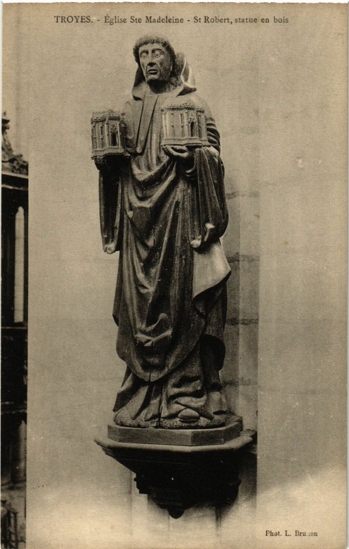 Carte postale ancienne Troyes- EgliseSaint-Madeleine , Statue Saint Robert France à Troyes