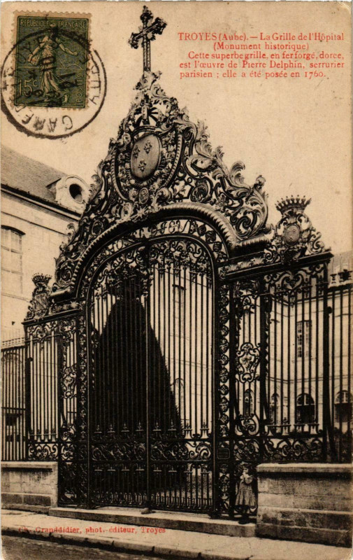Carte postale ancienne Troyes- Grille de l'Hopital France à Troyes