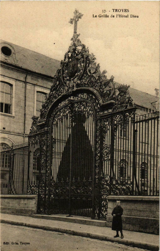 Carte postale ancienne Troyes- Grille de l'Hotel Dieu France à Troyes
