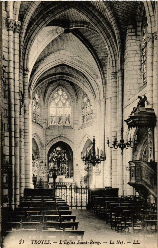 Carte postale ancienne Troyes- Eglise Saint Remy , La Nef France à Troyes
