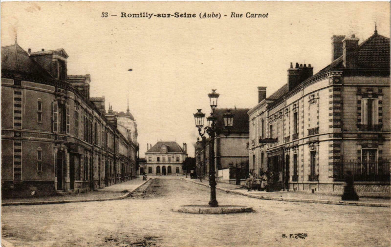 Carte postale ancienne Romilly sur Seine- Rue Carnot France à Romilly-sur-Seine