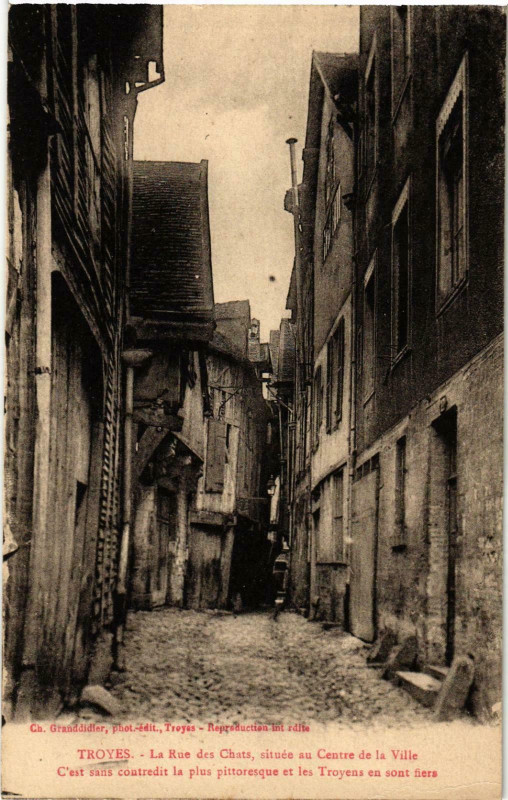 Carte postale ancienne Troyes- La Rue des Chats France à Troyes