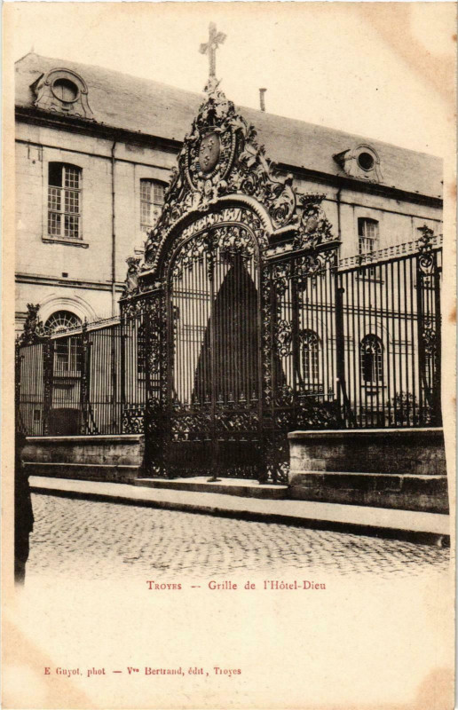 Carte postale ancienne Troyes- Grille de l'Hotel Dieu France à Troyes
