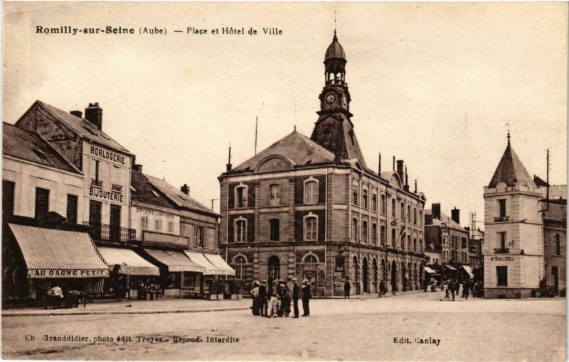 Carte postale ancienne Romilly sur Seine- Place et Hotel de Ville France à Romilly-sur-Seine