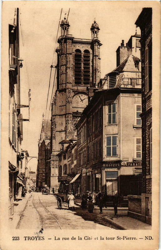 Carte postale ancienne Troyes- La rue de la Cite et la TourSaint-Pierre France à Troyes