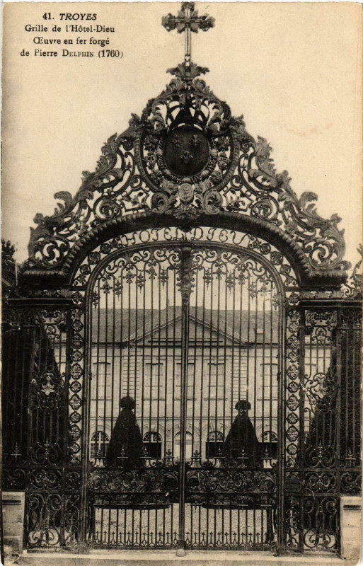 Carte postale ancienne Troyes- Grille de l'Hotel Dieu France à Troyes