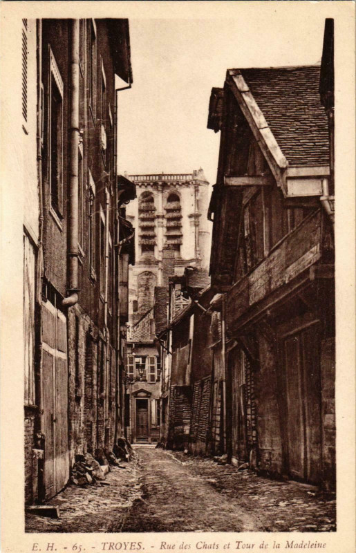 Carte postale ancienne Troyes- Rue des Chats et Tour de la Madeleine France à Troyes