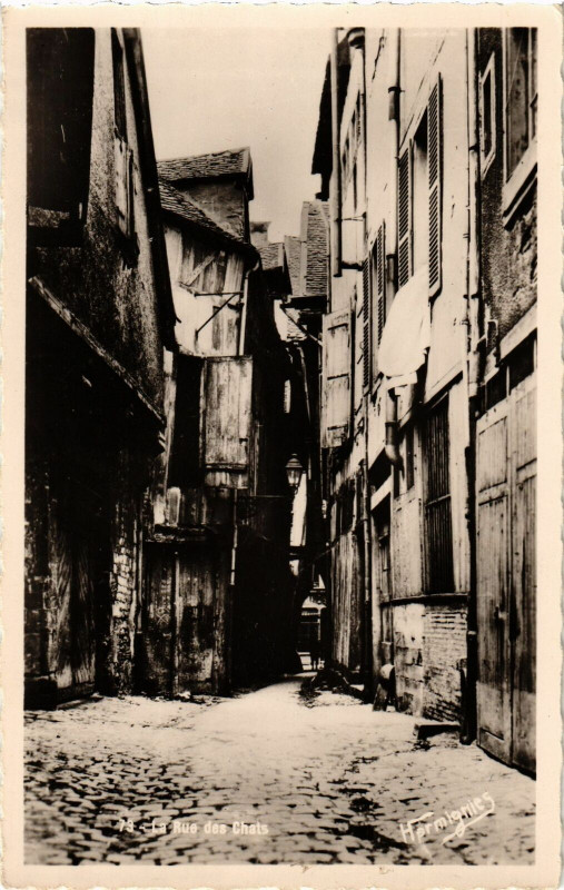 Carte postale ancienne Troyes- La Rue des Chats France à Troyes