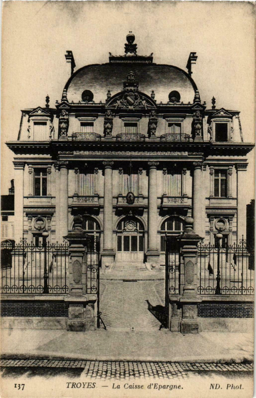 Carte postale ancienne Troyes- La Caisse d'Epargne France à Troyes
