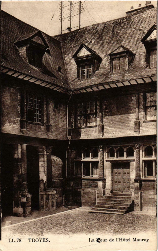 Carte postale ancienne Troyes- La Tour de l'Hotel Mauroy France à Troyes