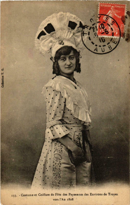 Carte postale ancienne Costume&Coiffure de Fete des Paysannes des Env.de Troyes France à Troyes