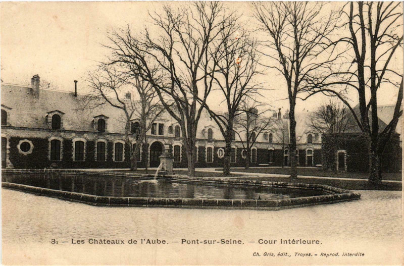 Carte postale ancienne Pont sur Seine- Cour interieure France à Pont-sur-Seine