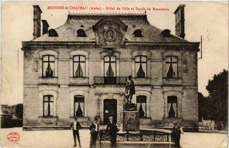 Carte postale ancienne Brienne le Chateau- Hotel de Ville et Statue de Bonaparte France à Brienne-le-Château