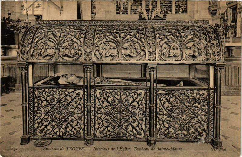 Carte postale ancienne Env.de Troyes- Interieur de l'Eglise ,Tombeau deSainte-Maure France à Troyes