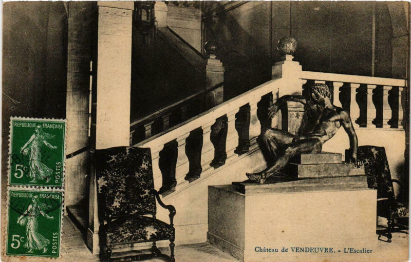 Carte postale ancienne Chateau de Vendeuvre- Escalier France