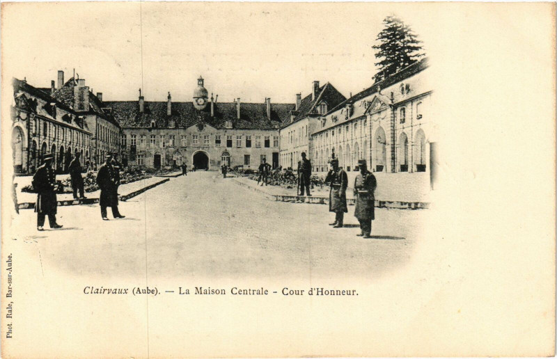 Carte postale ancienne Clairvaux- La Maison Centrale, cour d'Honneur France