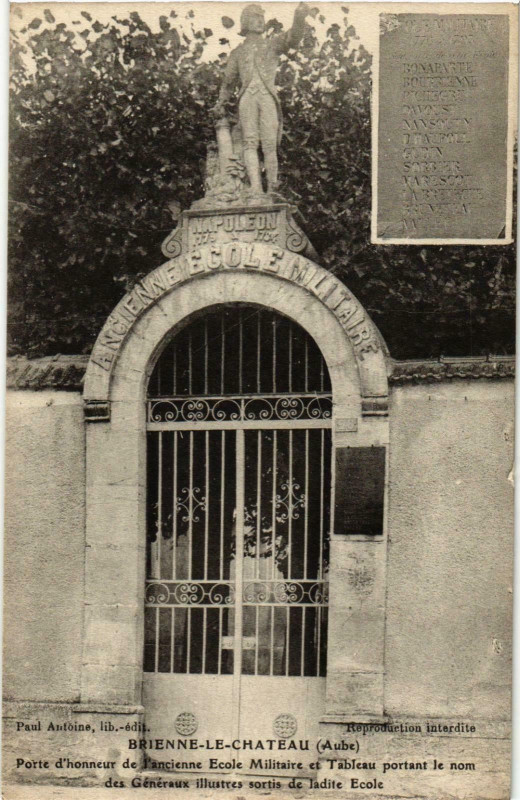 Carte postale ancienne Brienne le Chateau- Porte d'honneur de Ecole Militaire France à Brienne-le-Château