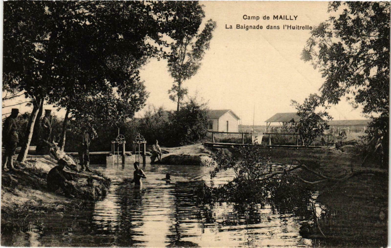 Carte postale ancienne Mailly le Camp- La Baignade dans l'Huitrelle France à Mailly-le-Camp