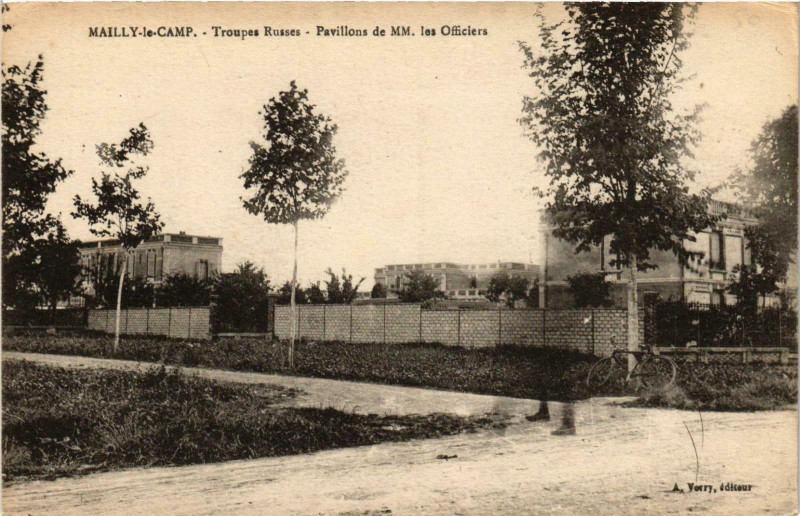 Carte postale ancienne Mailly le Camp- Pavillons de Mm. Les Officiers France à Mailly-le-Camp