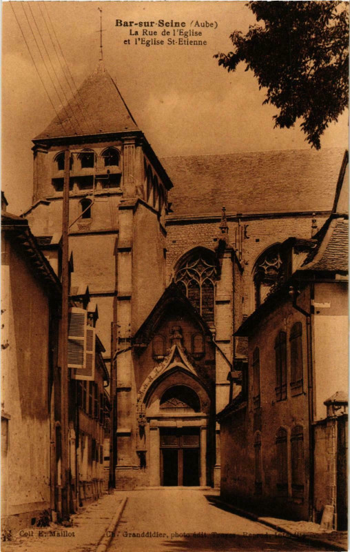 Carte postale ancienne Bar sur Seine- La Rue de l'Eglise France à Bar-sur-Seine