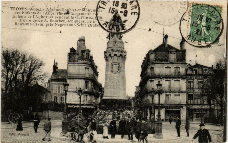 Carte postale ancienne Troyes- Avenue Doublet et Monument des Enfants France à Troyes