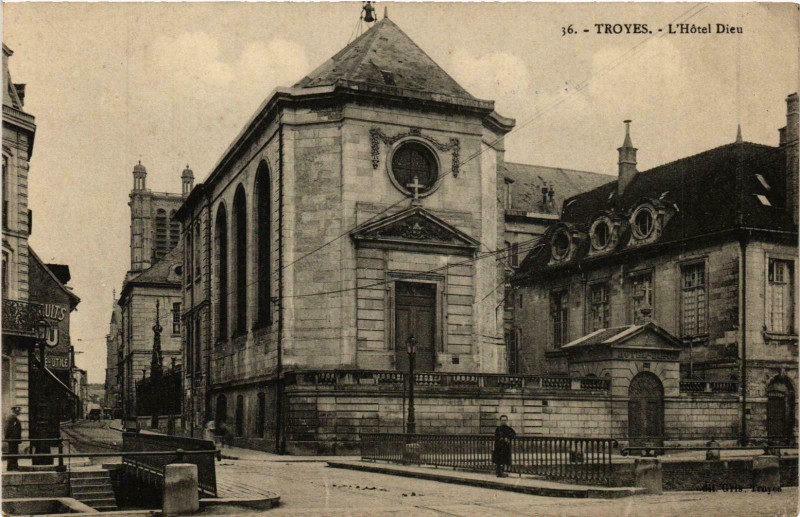 Carte postale ancienne Troyes- Hotel Dieu France à Troyes