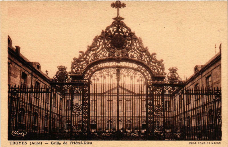 Carte postale ancienne Troyes- Grille de l'Hotel Dieu France à Troyes