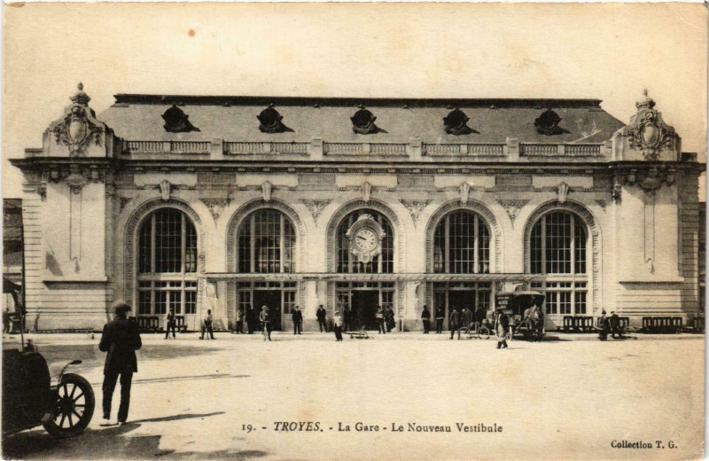 Carte postale ancienne Troyes- La Gare France à Troyes