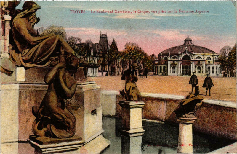 Carte postale ancienne Troyes- Boulevard Gambetta,le Cirque France à Troyes