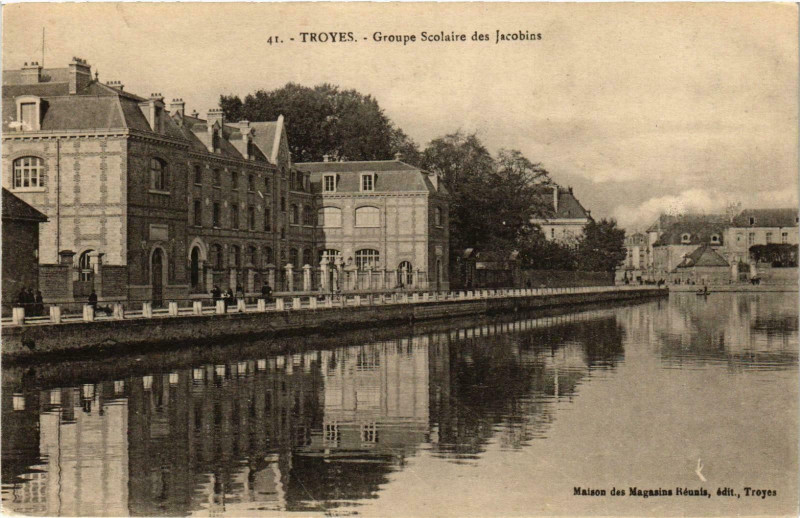 Carte postale ancienne Troyes- Groupe Scolaire des Jacobins France à Troyes