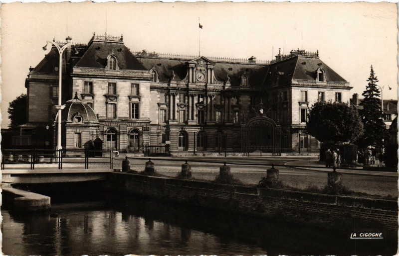 Carte postale ancienne Troyes- La Prefecture France à Troyes