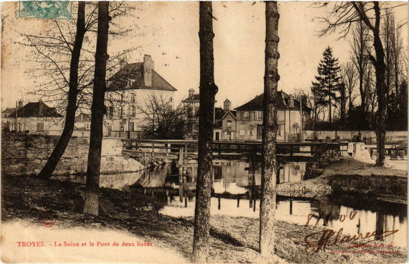 Carte postale ancienne Troyes- La Seine et le Pont de deux liards France à Troyes