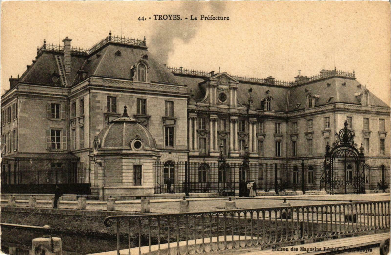 Carte postale ancienne Troyes- La Prefecture France à Troyes