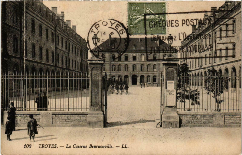 Carte postale ancienne Troyes- La Caserne de Beurnonville France à Troyes
