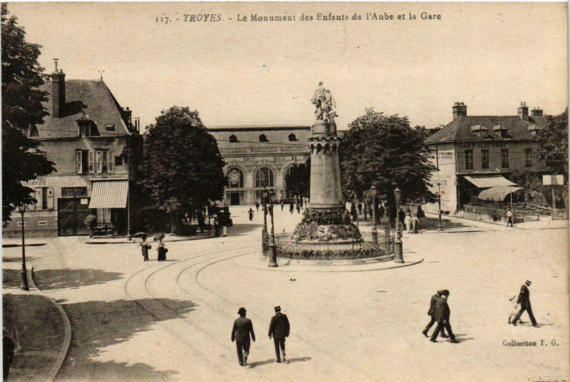 Carte postale ancienne Troyes- Monument des Enfants de l'Aube et la Gare France à Troyes