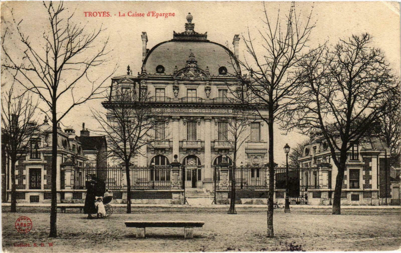 Carte postale ancienne Troyes- La Caisse d'Epargne France à Troyes