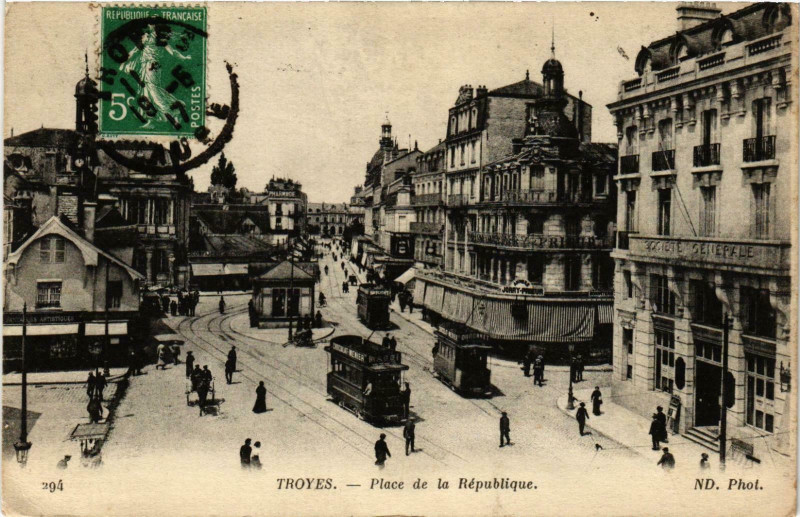 Carte postale ancienne Troyes- Place de la Republique France à Troyes